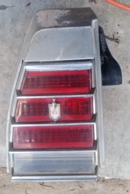 Luz de lámpara trasera Chevrolet Monte Carlo 1977 LH con extensión OEM LOC-154DG Foto 1 de 4