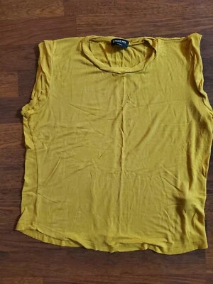 Camiseta sin mangas BEBE amarillo mostaza talla pequeña hecha en EE. UU. USADA EN EXCELENTE ESTADO   Foto 1 de 3
