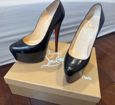 Narciso Christian Louboutin talla 37,5 en negro Foto 1 de 4