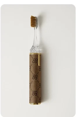 Cepillo de dientes marrón de lujo con estuche - Cerdas suaves, detalles dorados, diseño elegante Foto 1 de 2