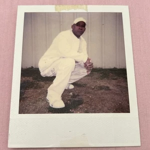 Foto afroamericana de los años 80/90 Polaroid hombre sentado posando en blanco - Imagen 1 de 6