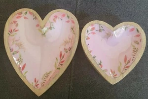 Juego de 2 bandejas decorativas de madera en forma de corazón rosa floral NUEVO - Imagen 1 de 7