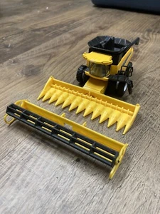 Ertl New Holland CR9070 combine with duals 1/64 Both Headers - Picture 1 of 6