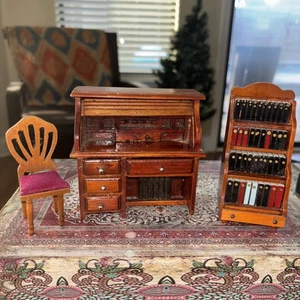 Casa delle Bambole Scrivania in Legno Miniatura con Piano in Rotolo con Sedia e Libreria - Foto 1 di 18