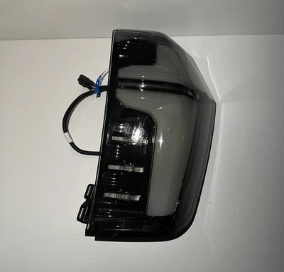 2025 OEM CHEVROLET TAHOE & SUBURBAN СВЕТОДИОДНЫЙ ЗАДНИЙ ФОНАРЬ СЕРЫЙ ОБОДОК СПРАВА ПОД ПРАВУЮ РУКУ  - Изображение 1 из 2