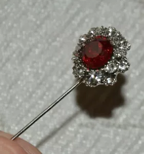 ÉPINGLE A CHAPEAU avec sécurité *** Pierre rouge au centre entouré de strass *** - Imagen 1 de 5