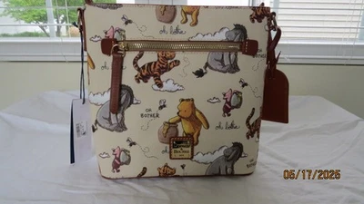 Bandolera Disney Dooney and Bourke Clásica Winnie the Pooh and Friends Nueva 2020 Foto 1 de 4