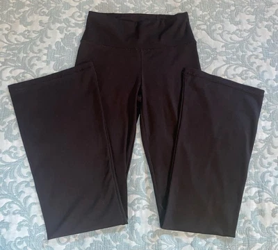 Pantalones de yoga American Eagle Everything acampanados talla pequeña Foto 1 de 3