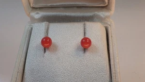 Hermosos pendientes pequeños de coral oro amarillo 750 4,8 milímetros alrededor de 1960 - Imagen 1 de 5