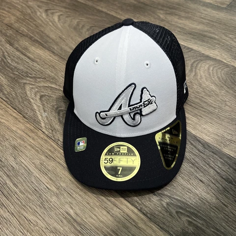 Men's 7 Hat - New Era Atlanta Braves 2023 On-Field/Batting Practice/Low Profile Cover