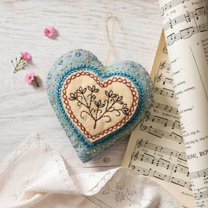 Kit artesanal corazón bordado de fieltro EMHRT1F - Imagen 1 de 5