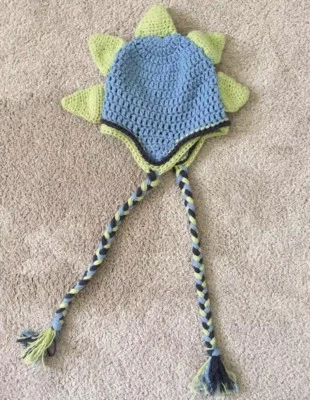 Sombrero de dinosaurio bebé tejido a mano, con lazos largos y cubierta sobre orejas, azul y verde Foto 1 de 4