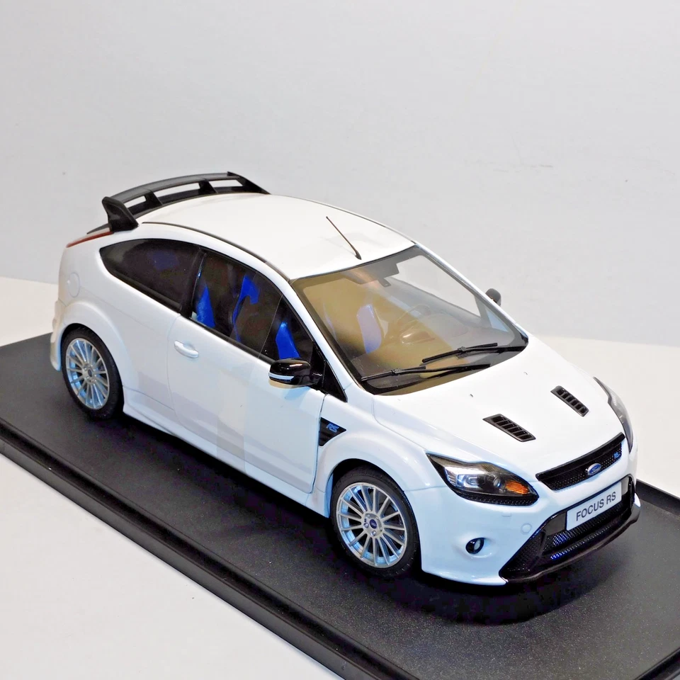 Solid 1813102 Ford England - Focus Mkii Pack Rs 2009 - Frozen White - 1/18