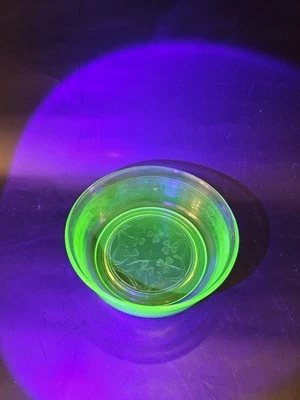 Rare Green Uranium Vaseline Hazel Atlas Cloverleaf Cereal Bowl 5" x 1 3/4" - Image 1 of 4