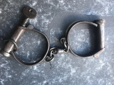 Obsolete Hiatt police scew lock handcuffs extra quick release key constabulary - Image 1 of 4