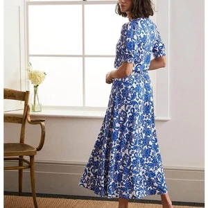 Boden Sophia gesmoktes kurzärmliges Midi-Jerseykleid mit Blumenmuster weiß/blau Größe 12 R - Bild 1 von 6