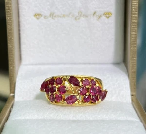 Anello con fiori in oro giallo massiccio 12 kt, rubino naturale riscaldato. Misura 7. 5,10 grammi - Foto 1 di 7