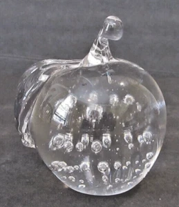 VINTAGE Langsam-Billig Clear Crystal Apple Paperweight Controlled Bubbles - Picture 1 of 8