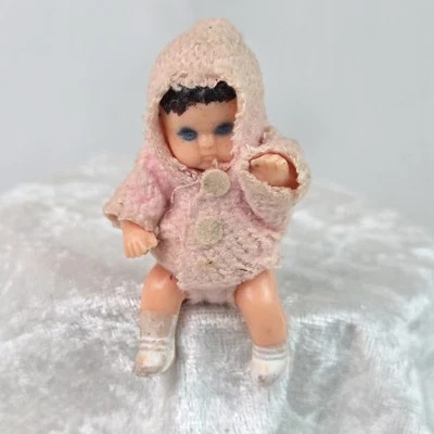 Casa de muñecas Shackman miniatura vintage años 60 bebé niña en traje rosa Hong Kong Foto 1 de 4