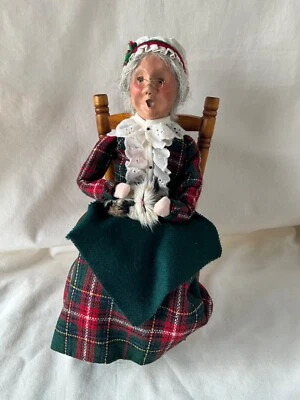 Byers Choice Mrs Claus en mecedora sosteniendo Calico Cat con manta verde Foto 1 de 4
