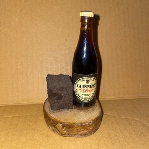Botella Guinness Extra Stout miniatura vintage montada en una base (¿madera?) 10,5 cm - Imagen 1 de 13