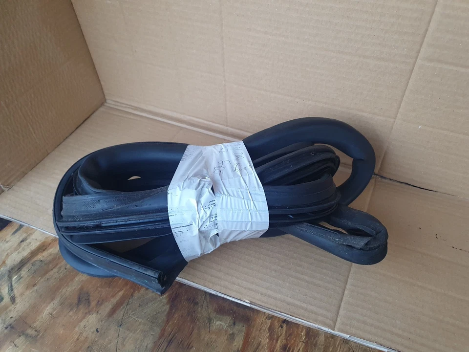 2001 - 2013 MINI R50 R53 R56 R52 3DR HATCH DRIVERS SIDE DOOR FRAME SEAL 7151384 - Image 1 of 1