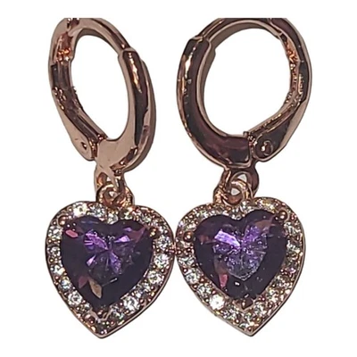 Pendientes colgantes de corazón de diamantes de imitación de circonita cúbica púrpura chapados en oro de 18 quilates de 1,25" Foto 1 de 4