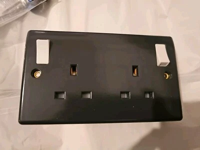 2 GANG DOUBLE 13A WALL SWITCH SWITCHED SOCKET PLUG Outboard Rockers And 2 Earths - Image 1 of 4