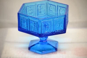 PLATO DE CARAMELO PEDESTAL DE 6 LADOS VIDRIO IMPERIAL AZUL BRILLANTE VINTAGE 5 7/8" DE ALTO - Imagen 1 de 2