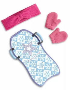 Neu im Karton American Girl Sledding Adventures Set mit Fäustlingen, Stirnband, Schlitten NEU! - Bild 1 von 4