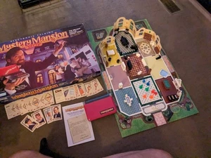 1995 Electronic Talking Mystery Mansion Brettspiel komplett mit 2 ersetzten Movern - Bild 1 von 16