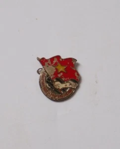 INSIGNIA/PIN VINTAGE DEL SINDICATO JUVENIL LABORAL HOCHIMINH ERA DE LA GUERRA DE VIETNAM - Imagen 1 de 2