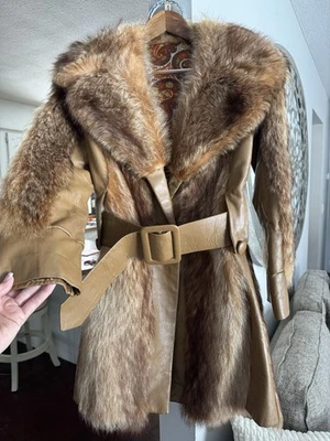 Abrigo de piel de mapache y cuero vintage de los años 70 con cinturón estilo Boho Penny Lane S/M como está Foto 1 de 4