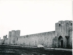 AIGUES MORTES c. 1960 - Les Remparts Renault 8 R8 Camargue - NV 7682 - Picture 1 of 2