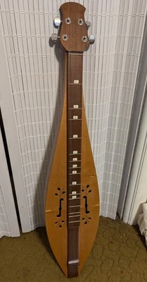 Dulcimer de montaña de los Apalaches hecho a mano con abeto, cedro y nogal Foto 1 de 3