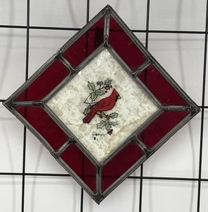 Cuadrado hecho a mano vintage de vitrales rojos cardenales y diseño de acebo - Imagen 1 de 3