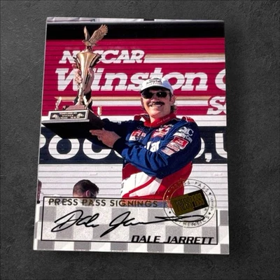 Tarjeta firmada por Dale Jarrett CHAMP PACK TIRADO NASCAR HOFer 1998 PRENSA PASS FIRMAS Foto 1 de 2