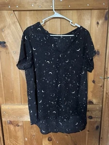 Camicetta Torrid Georgette Hi-Low manica corta nera stelle taglia 1/1X - Foto 1 di 6