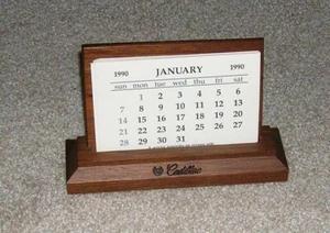 Vintage 1990 Wooden Cadillac Calendar and Business Card Holder 6" x 4" - Bild 1 von 2
