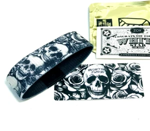 Pulsera ZOX *NO PUEDES LLEVARLO CONTIGO* Correa Plateada Pequeña Mys con Tarjeta Calaveras - Imagen 1 de 3