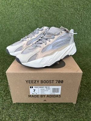 Adidas Yeezy Boost 700 V2 Crema Talla 7 GY7924 Kanye West 350 500 750 Foto 1 de 4