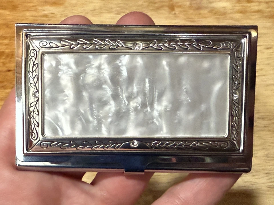 Estuche para tarjetas de visita con tapa de perla de metal plateado Brighton de colección descontinuado Foto 1 de 4