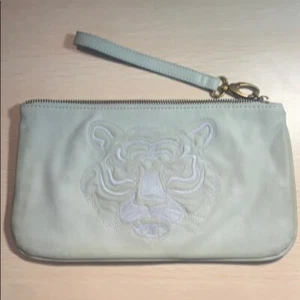 ๐ Deena & Ozzy Embroidered Tiger Wristlet Clutch - Picture 1 of 5
