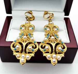 VINTAGE FAUX PEARL TURQUOISE GLASS ORNATE GOLD TONE DROP DANGLE CLIP ON EARRINGS - Picture 1 of 4
