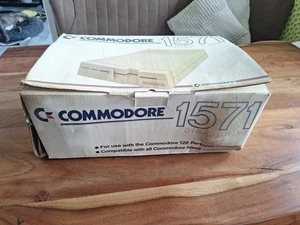 Commodore 1571 Floppy Disk Drive Diskette OVP & Kabel, Neuwertig - Zdjęcie 1 z 14
