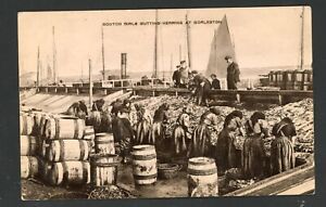PC GORLESTON SCOTTISH FISHING GIRLS GUTTING HERRING NORFOLK POSTED 1917  #1031