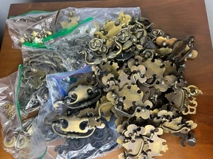 Lot/box VTG Antique Chippendale Style Solid Brass? Drawer Pulls 11 Lbs Various - Bild 1 von 15