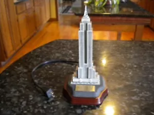 New York beleuchtetes Empire State Building Danbury neuwertig Diorama guter Zustand - Bild 1 von 5