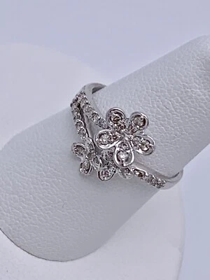 Anillo de oro blanco de 14 k con diseño de flores de diamantes genuinos de 0,5 quilates talla 7 Foto 1 de 4
