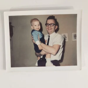 Fotografía Hombre. Foto vintage de niño sosteniendo borde montado 4,24x3,5 acurrucado - Imagen 1 de 2